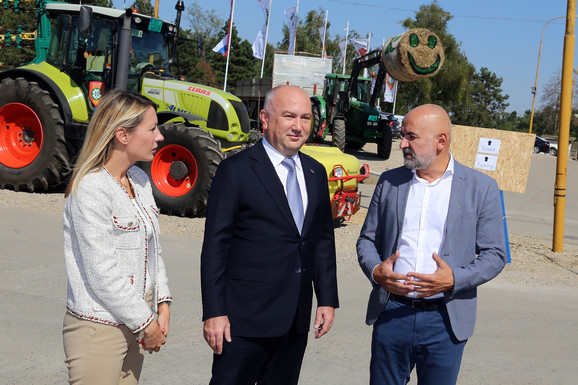 Ovde njive obrađuju traktor bez vozača